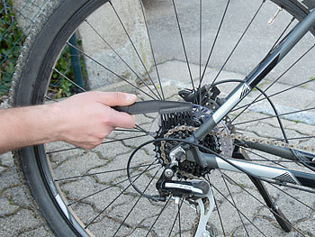 AGT Fahrrad-Kettenreiniger mit Bürste und Zahnkranzkratzer