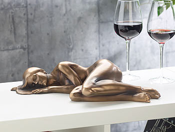 Carlo Milano Liegende Frauen-Statuette, Kunstharz-Guss in Bronzeoptik