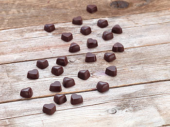 Gießen von Schokolade in Form von Herz Schokobrunnen selbstgemachtes Gastgeschenk