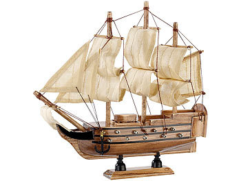 Holzschiff: Playtastic 70-teiliger Schiff-Bausatz Flaggschiff aus Holz