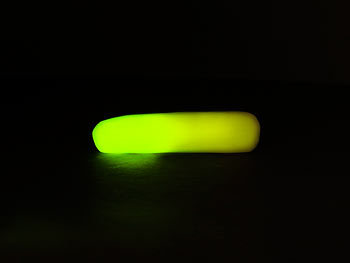 Playtastic Nachleuchtende Knete "Glow in the dark", 50 g, gelb