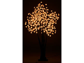 Baum mit LED-Beleuchtung außen