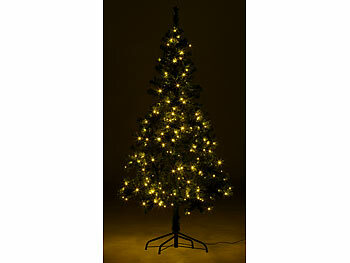 Künstlicher Weihnachtsbaum geschmückt mit Lichterkette
